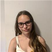 Alumna de universidad en grado de filología hispánica, con un alto nivel en idiomas francés e inglés y estudios en música por el conservatorio de danza